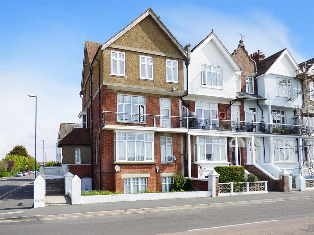 3 bed flat for sale in South Terrace, Littlehampton BN17, £229,950