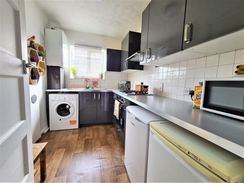 2 bed flat for sale in Vale Court, Acton, London W3, £210,000