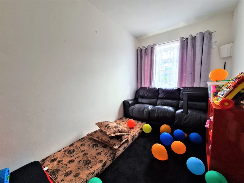 2 bed flat for sale in Vale Court, Acton, London W3, £210,000