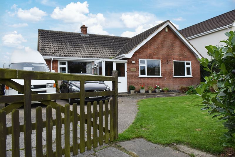 3 bed detached bungalow for sale in Main Street, Dry Doddington, Newark NG23, £285,000