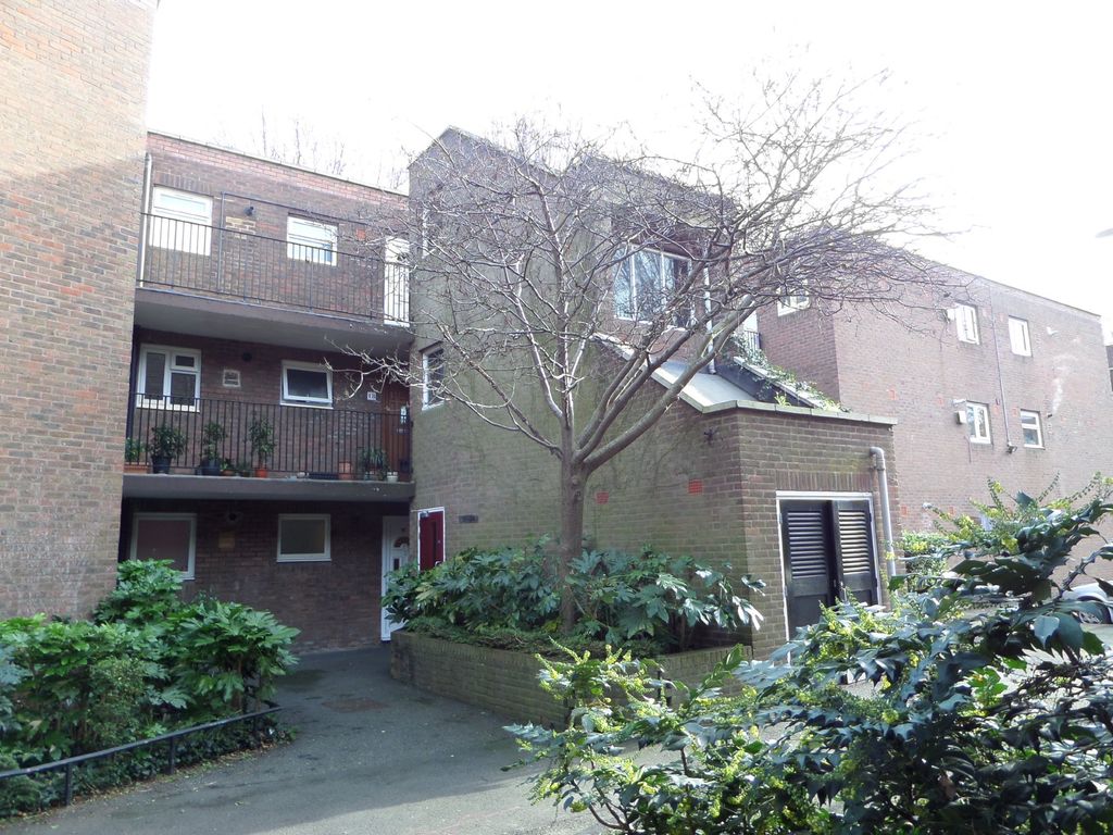 1 bed flat for sale in Garrick Close, Ealing W5, £320,000