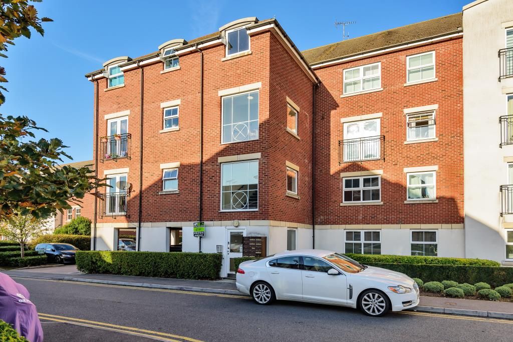 2 bed flat for sale in Langley, Berkshire SL3, £270,000