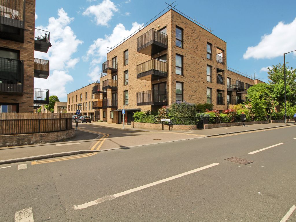 1 bed flat for sale in Cristie Court, Canning Town, London E16, £295,000