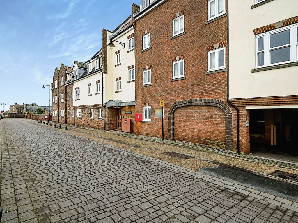 2 bed flat for sale in Three Crowns House, South Quay, Kings Lynn, Norfolk PE30, £70,000