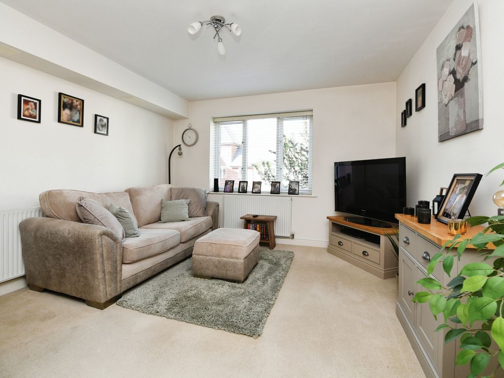 2 bed flat for sale in The Meads, Ongar Road, Brentwood, Essex CM15, £225,000