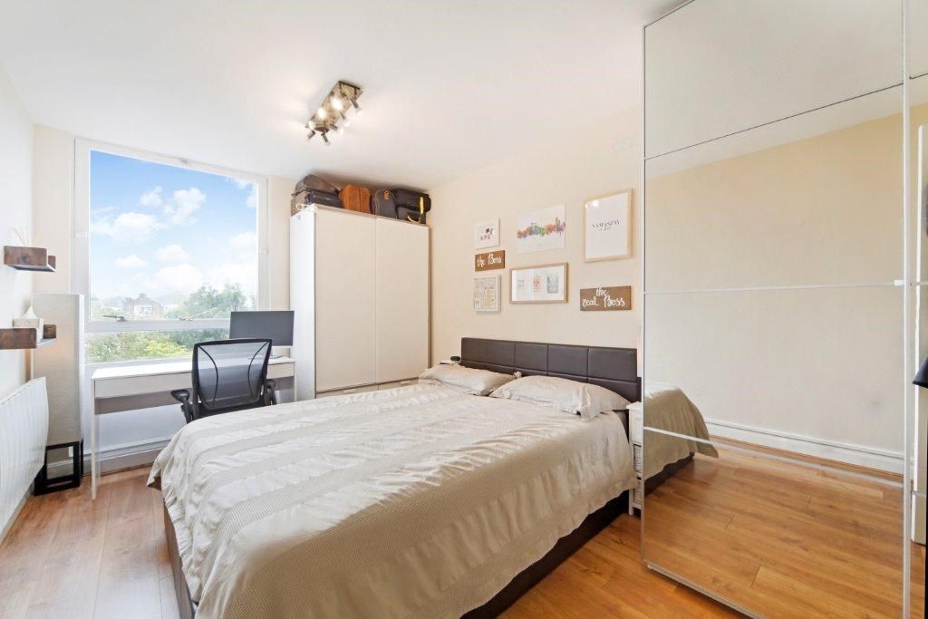 1 bed flat for sale in Bramlands Close, Battersea, London SW11, £245,000