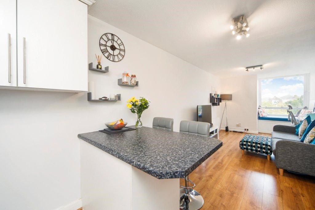 1 bed flat for sale in Bramlands Close, Battersea, London SW11, £245,000
