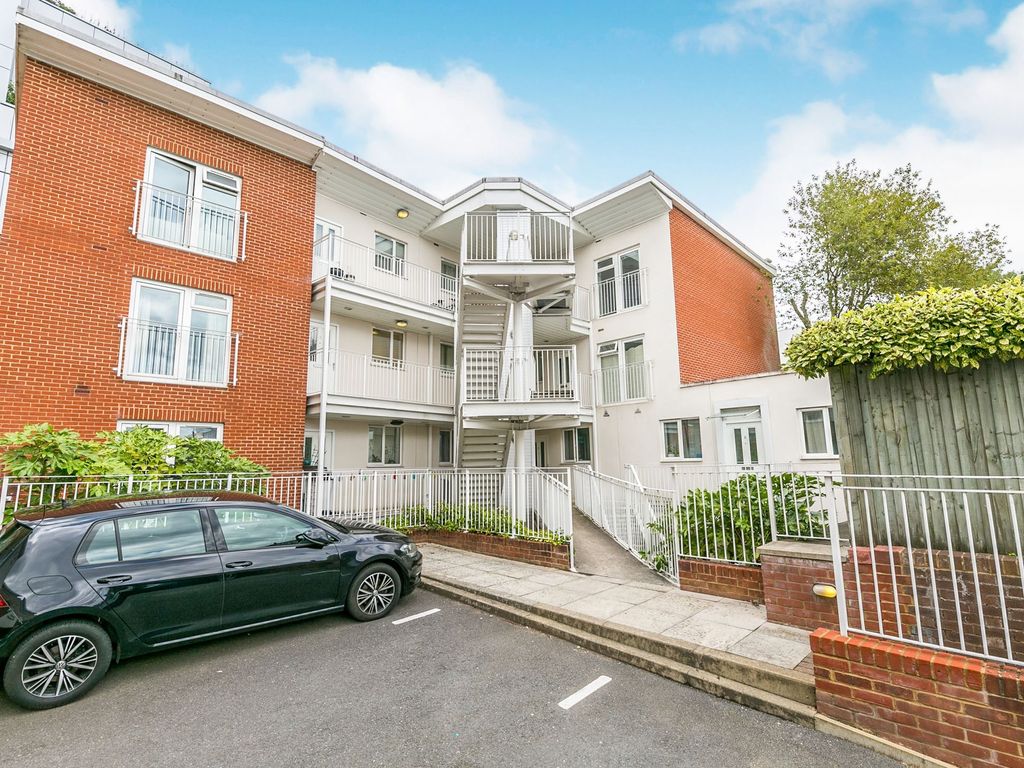 1 bed maisonette for sale in Rectory Court, Walnut Tree Close, Guildford, Surrey GU1, £220,000