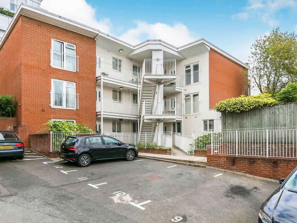 1 bed maisonette for sale in Rectory Court, Walnut Tree Close, Guildford, Surrey GU1, £220,000