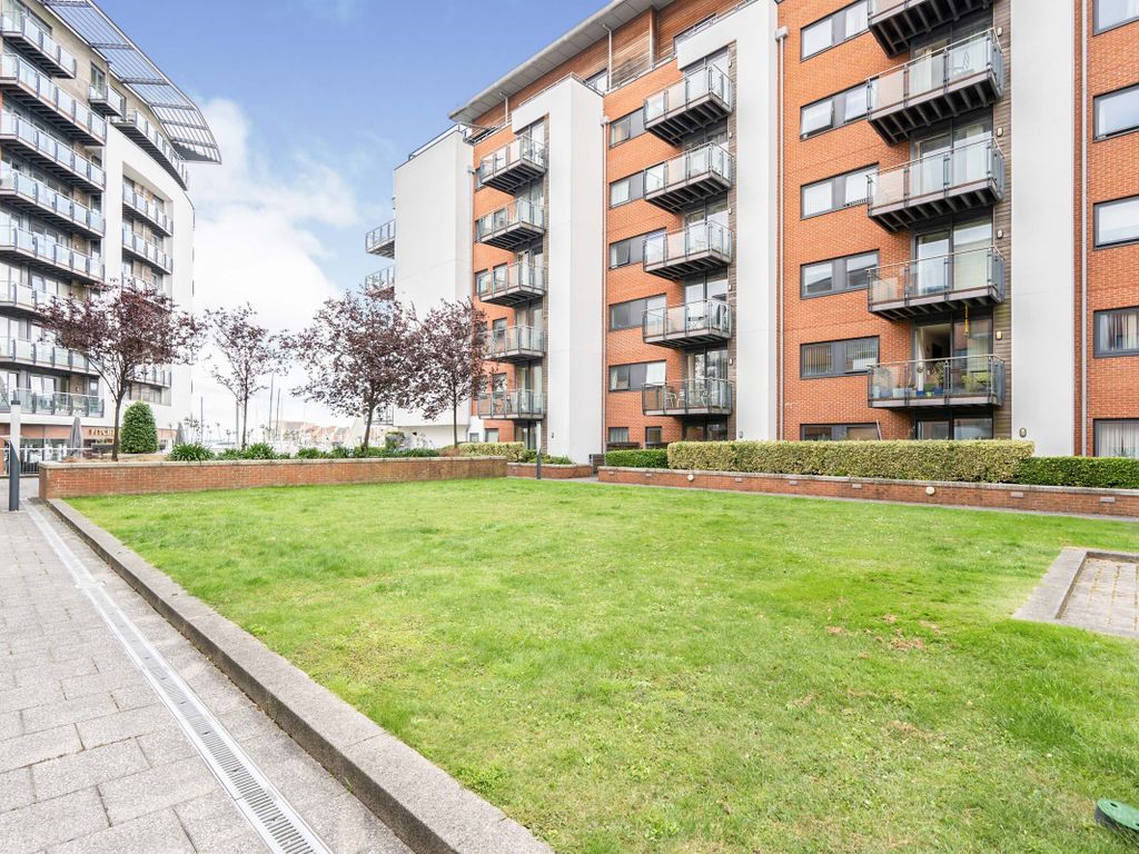 1 bed flat for sale in Channel Way, Southampton SO14, £180,000