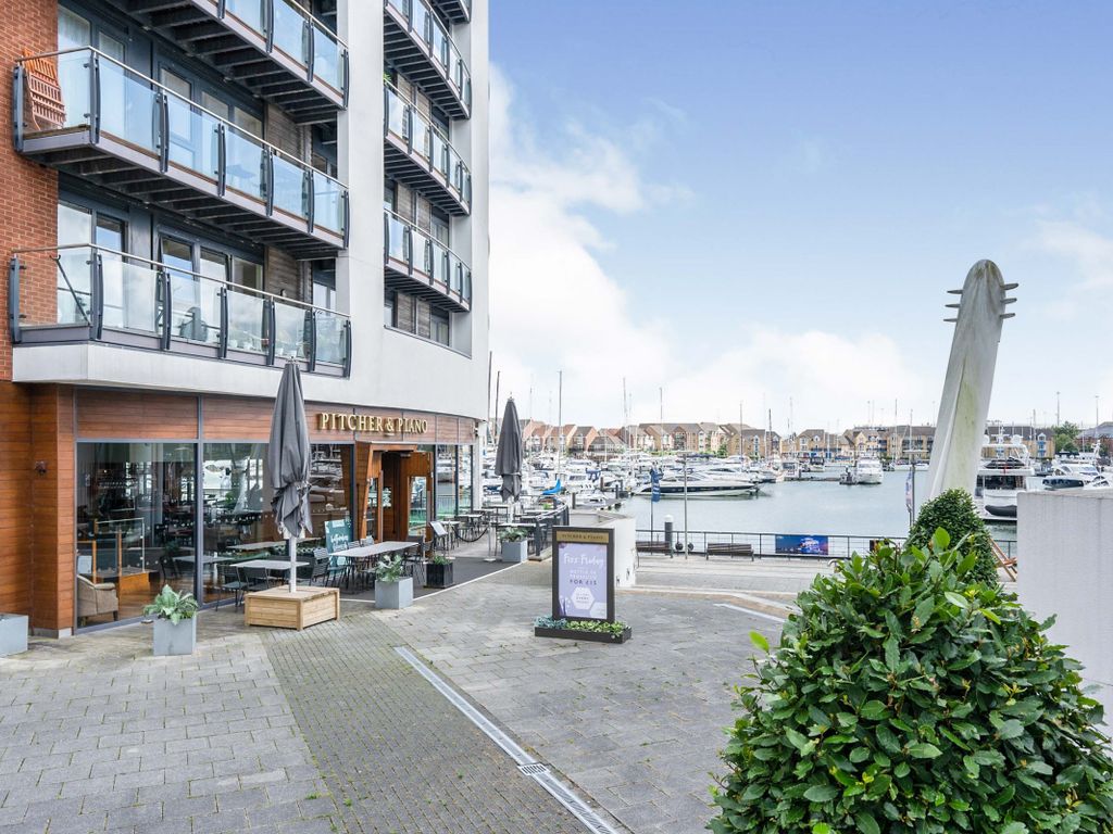 1 bed flat for sale in Channel Way, Southampton SO14, £180,000