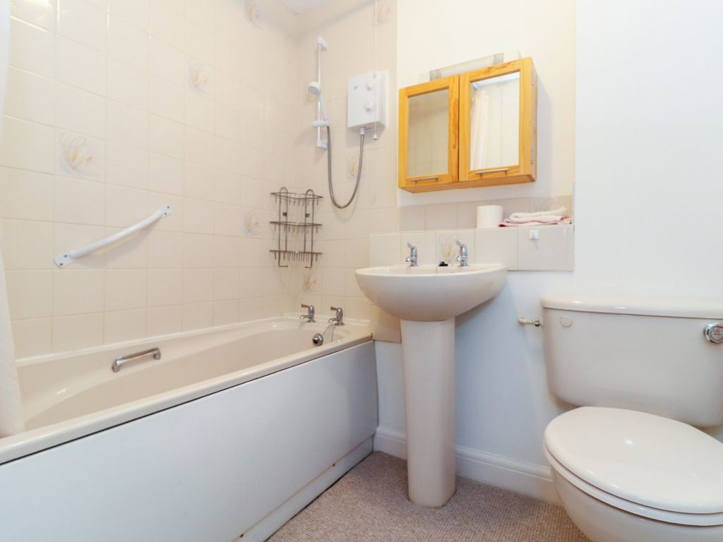 1 bed flat for sale in Church Lane, Kings Langley WD4, £220,000