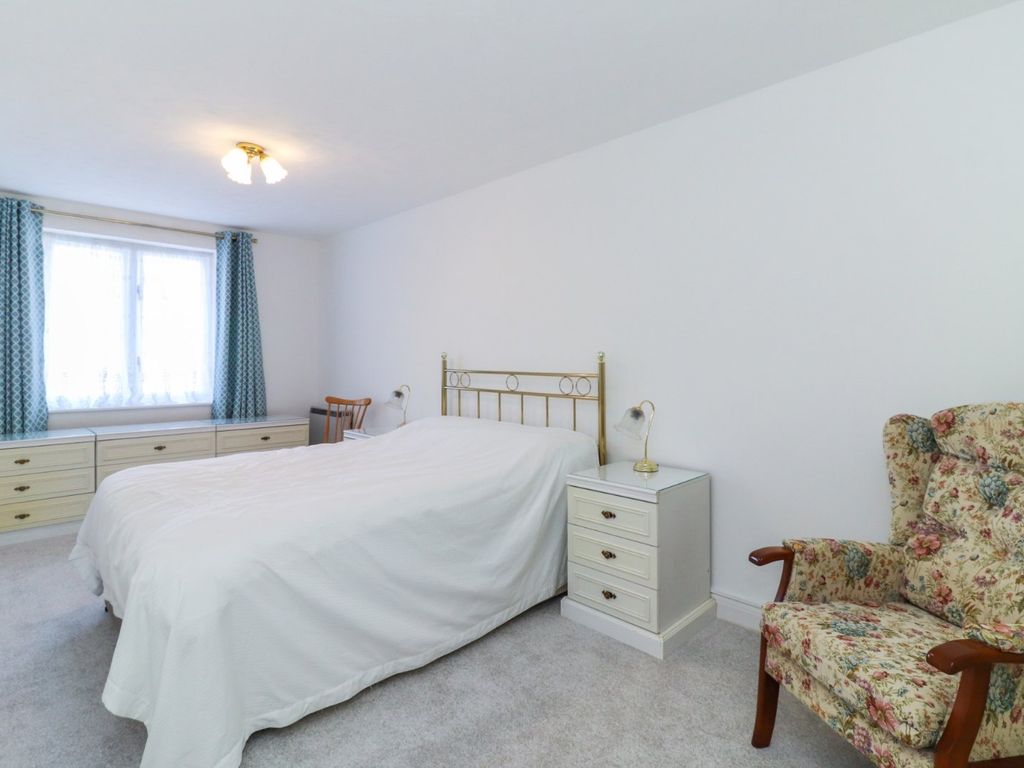 1 bed flat for sale in Church Lane, Kings Langley WD4, £220,000