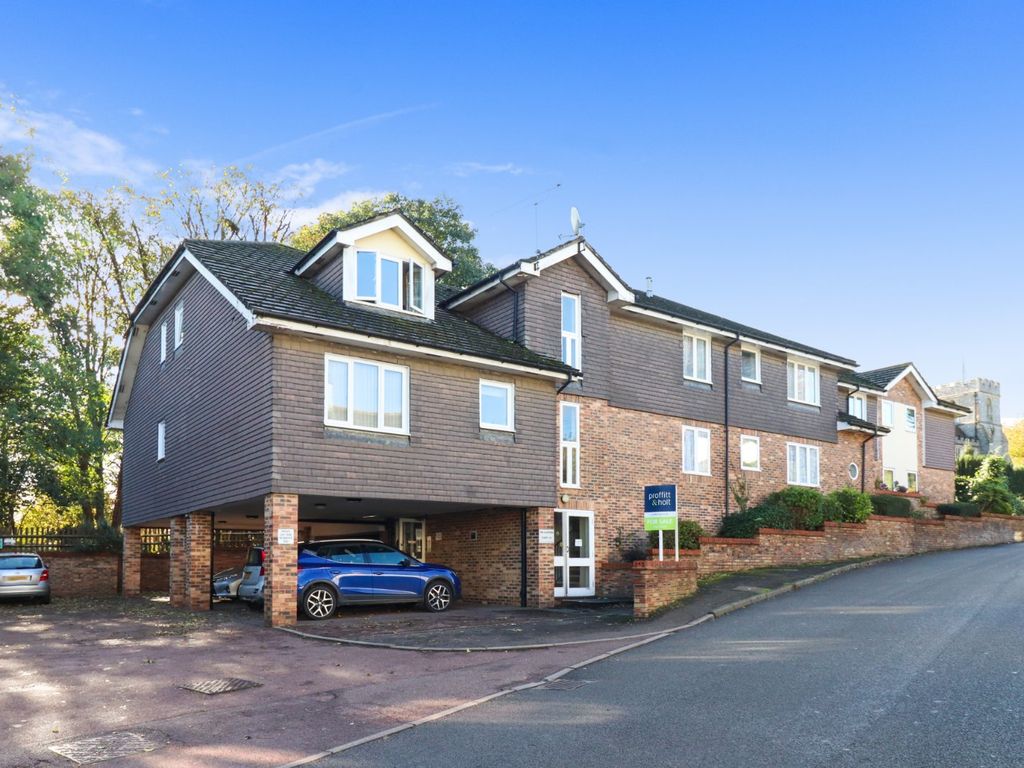 1 bed flat for sale in Church Lane, Kings Langley WD4, £220,000