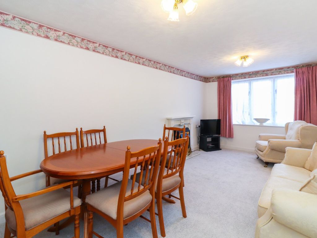 1 bed flat for sale in Church Lane, Kings Langley WD4, £220,000