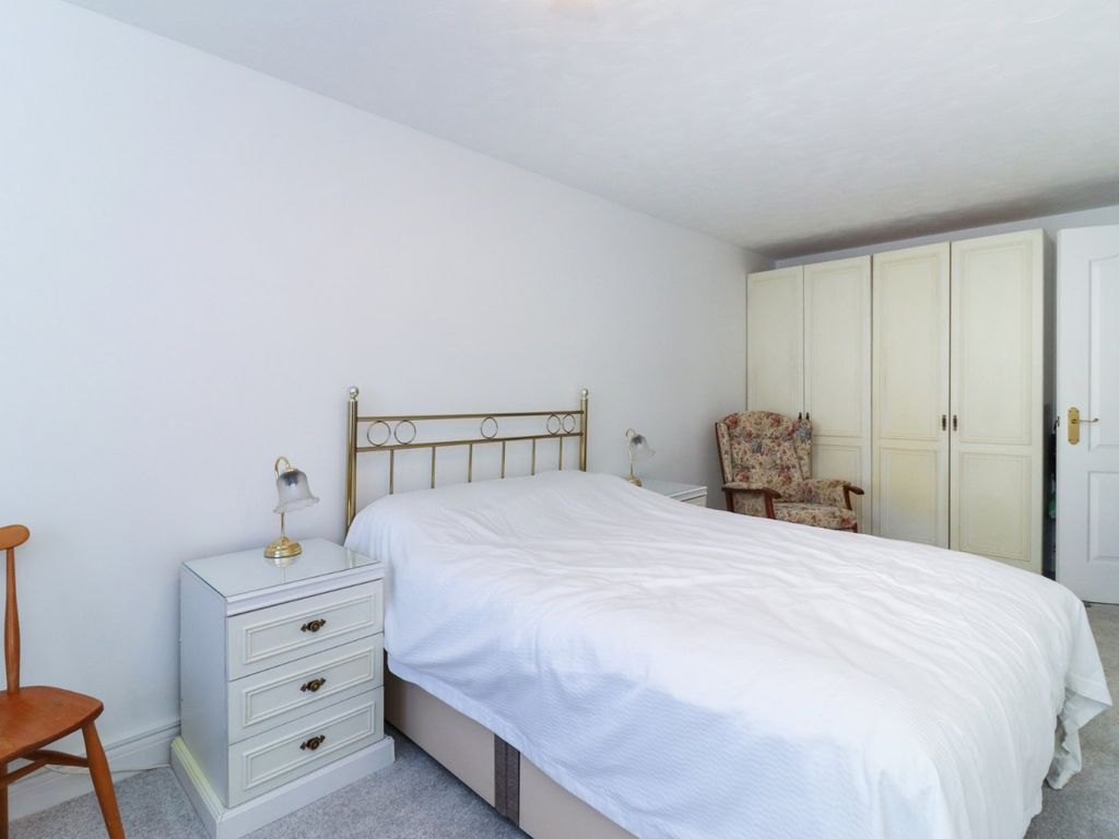 1 bed flat for sale in Church Lane, Kings Langley WD4, £220,000