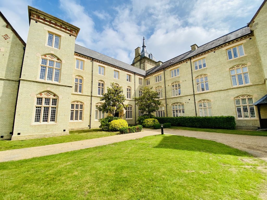 2 bed flat for sale in Huntingdon Wing, Kingsley Avenue, Fairfield Hall, Stotfold SG5, £285,000