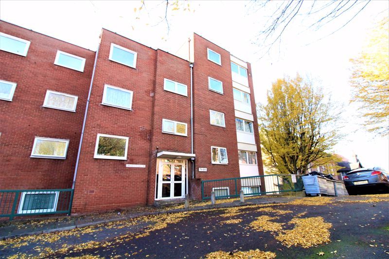 2 bed flat for sale in Moulton Rise, Luton LU2, £160,000