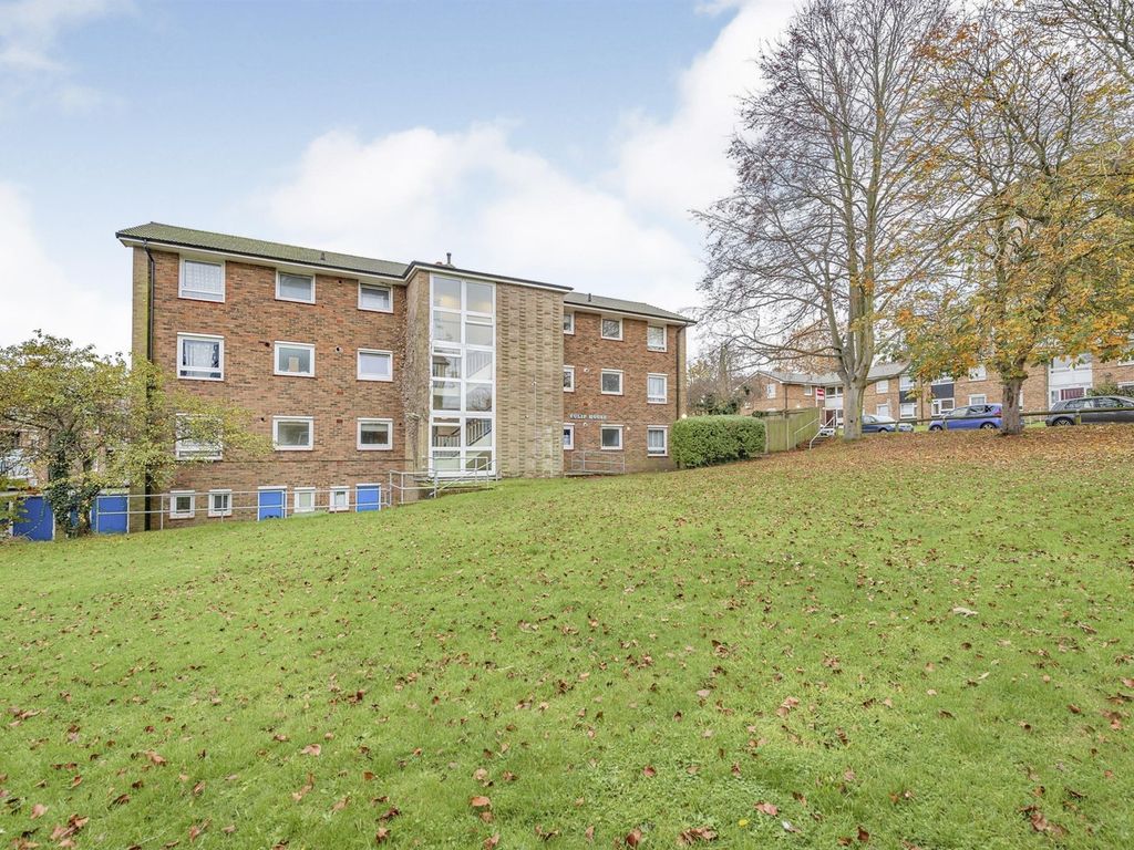 2 bed flat for sale in Carrington Close, Redhill RH1, £230,000