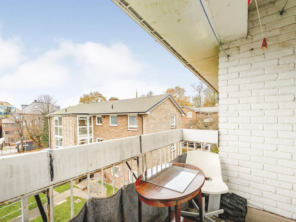 2 bed flat for sale in Carrington Close, Redhill RH1, £230,000