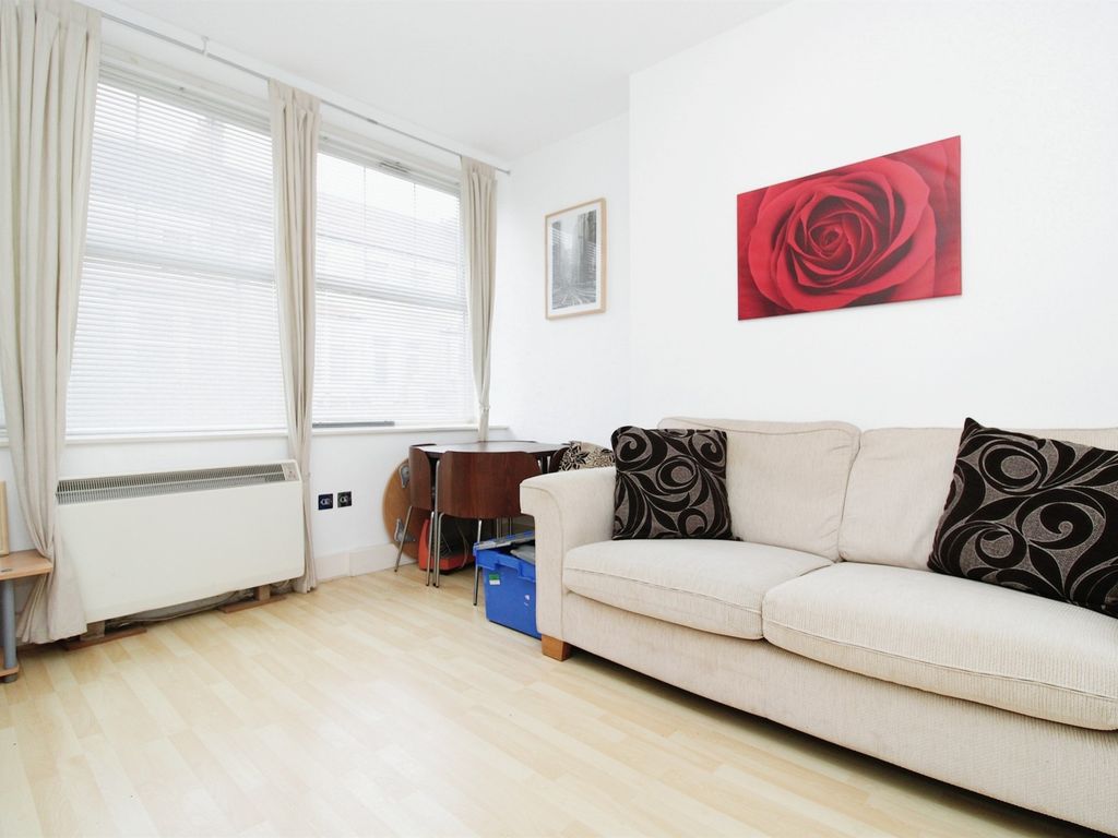 1 bed flat for sale in Woodlands Road, Barry CF62, £97,000