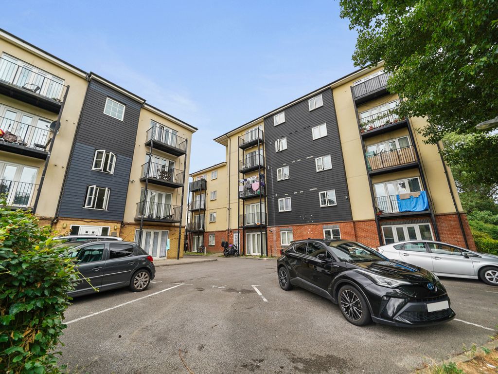 1 bed flat for sale in Blackthorn Road, Ilford IG1, £260,000