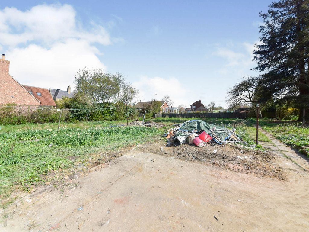 Land for sale in High Street, Corby Glen, Grantham NG33, £195,000