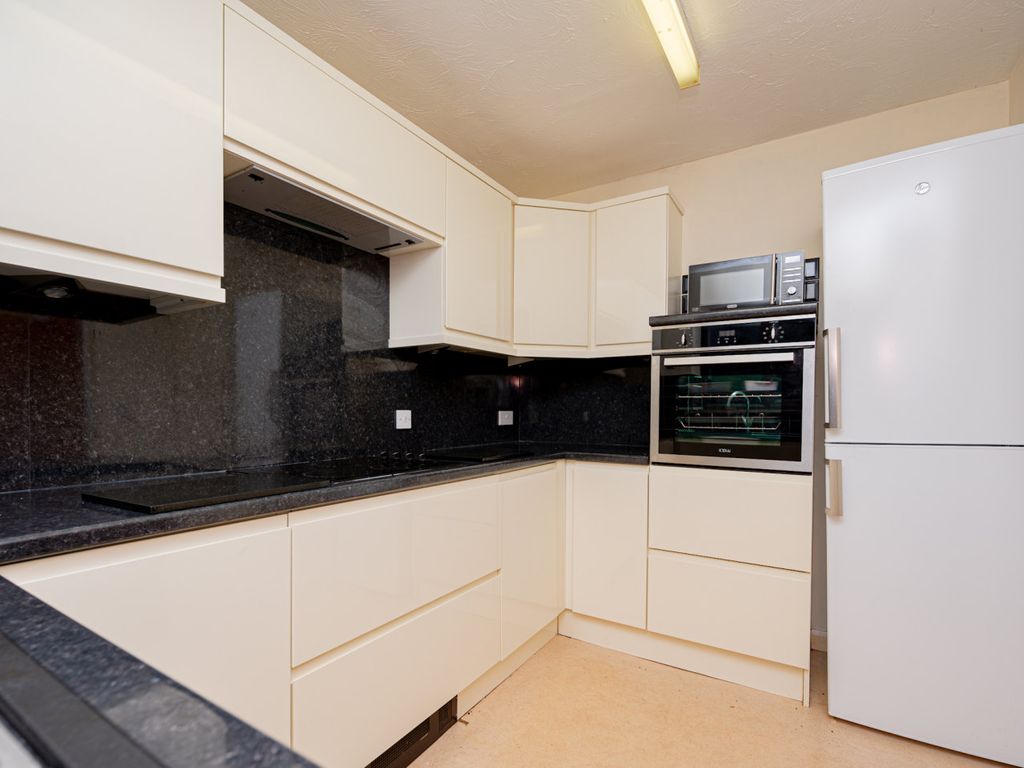 1 bed flat for sale in Station Road, Kettering NN15, £79,995