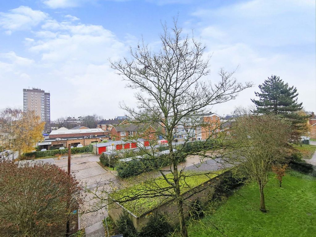 3 bed flat for sale in Suffolk Square, Norwich NR2, £140,000