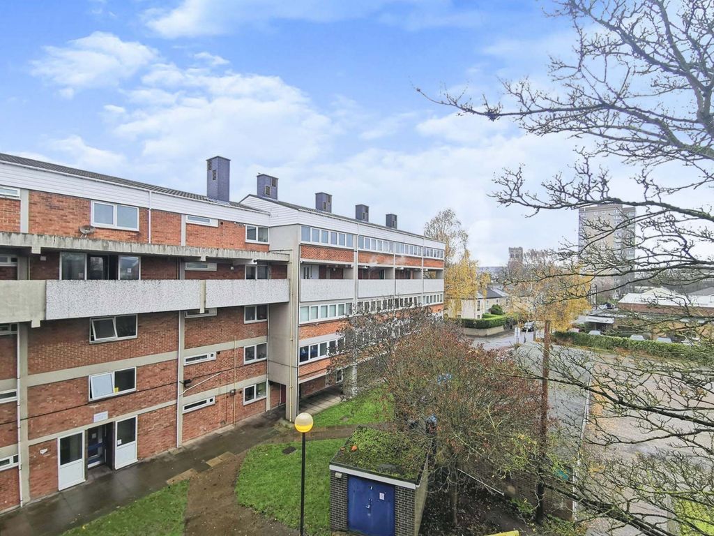 3 bed flat for sale in Suffolk Square, Norwich NR2, £140,000