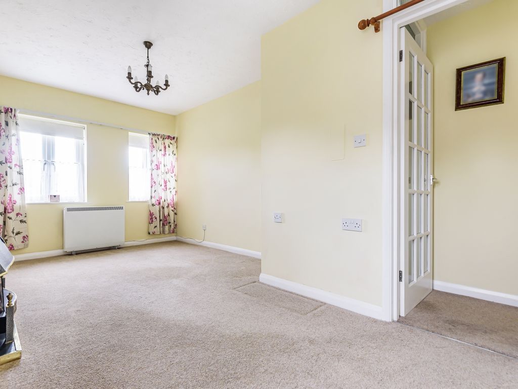 2 bed flat for sale in Addington Road, West Wickham BR4, £199,950