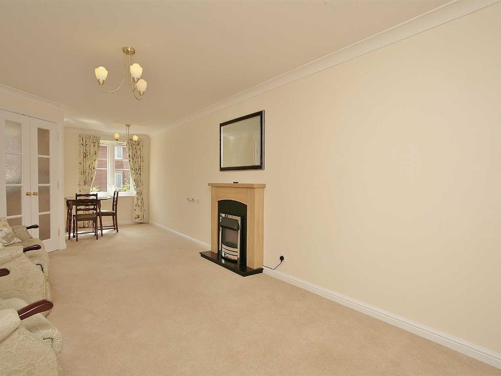 1 bed flat for sale in Foxhall Court, School Lane, Banbury OX16, £100,000
