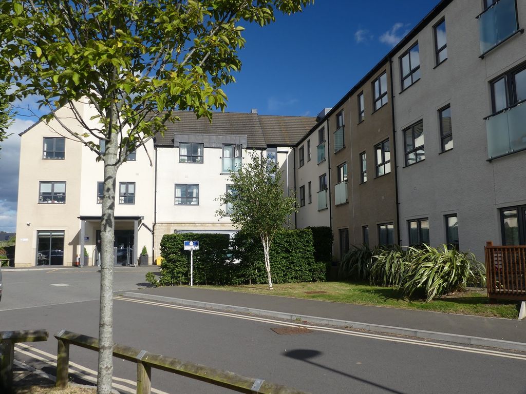 2 bed flat for sale in Hodge Lane, Malmesbury SN16, £215,000