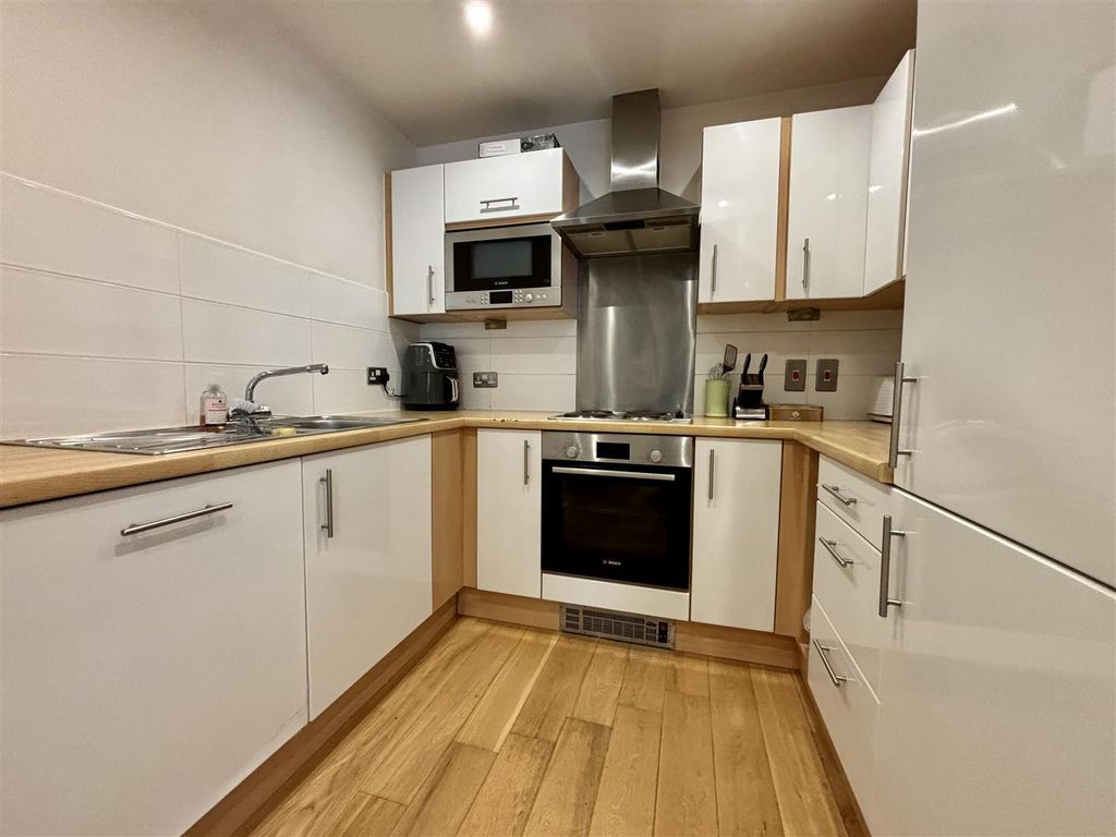 1 bed flat for sale in Bute Terrace, Cardiff CF10, £155,000