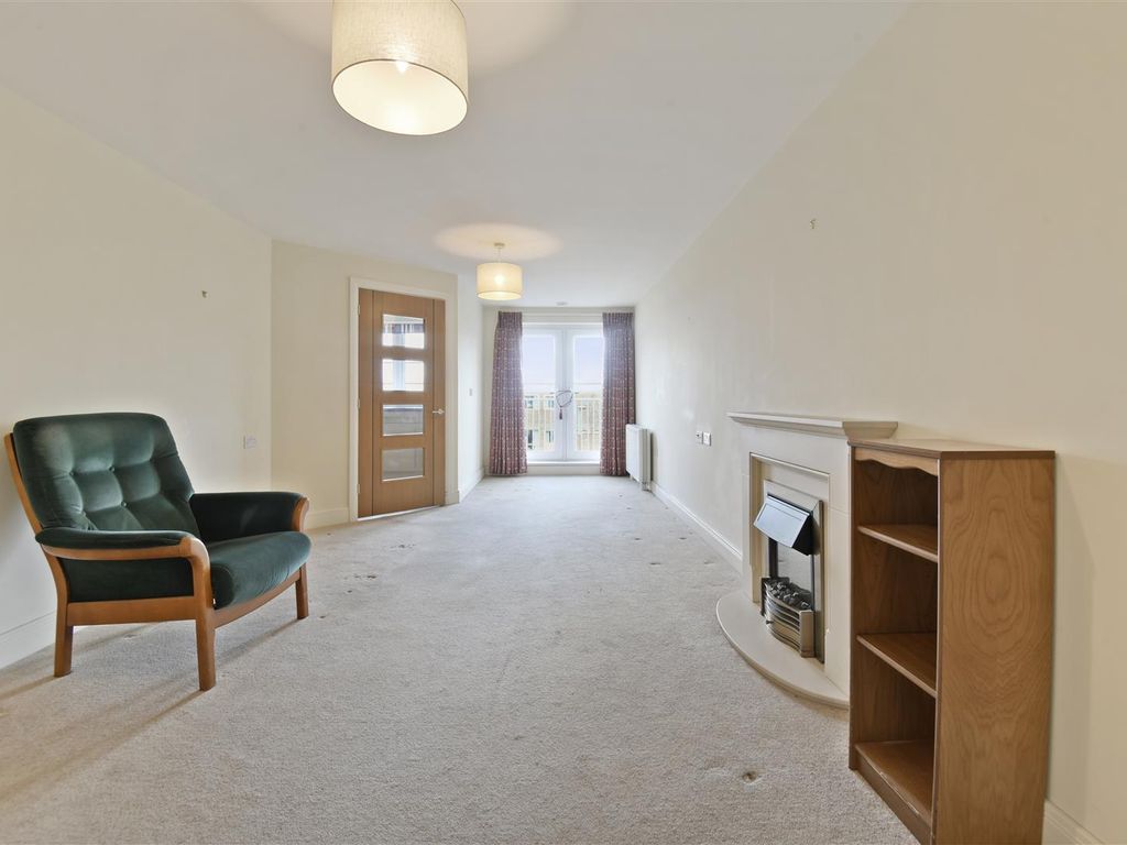 1 bed flat for sale in Goodes Court, Baldock Road, Royston SG8, £185,000