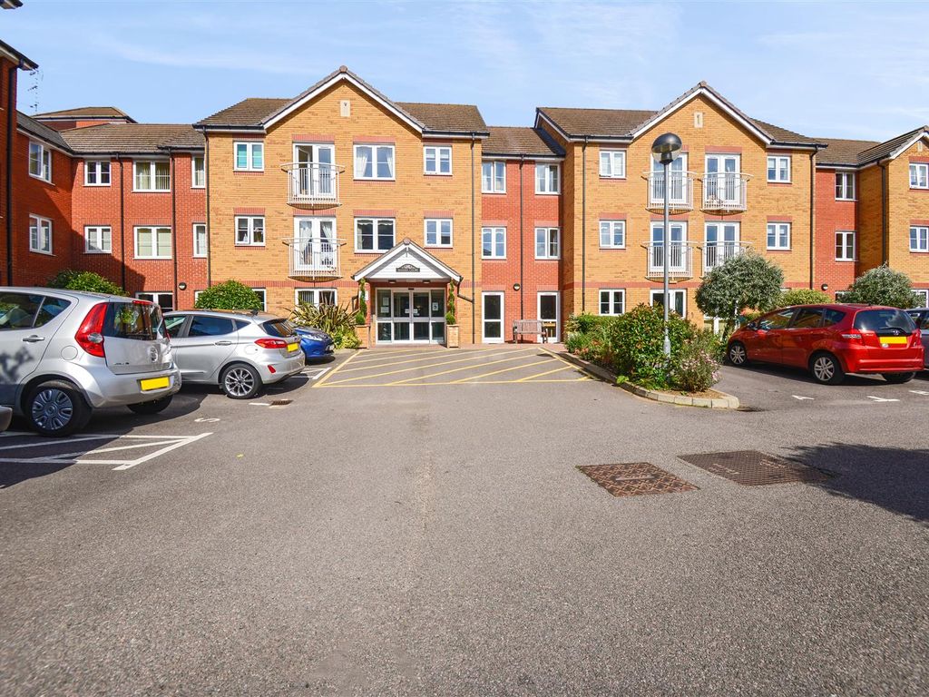 1 bed flat for sale in Goodes Court, Baldock Road, Royston SG8, £185,000