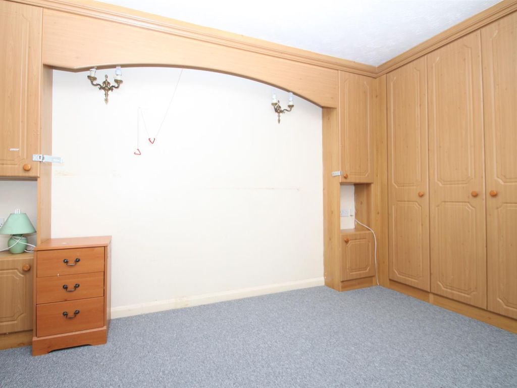1 bed flat for sale in Kingswood Court, 175 Chingford Mount Road, Chingford E4, £150,000