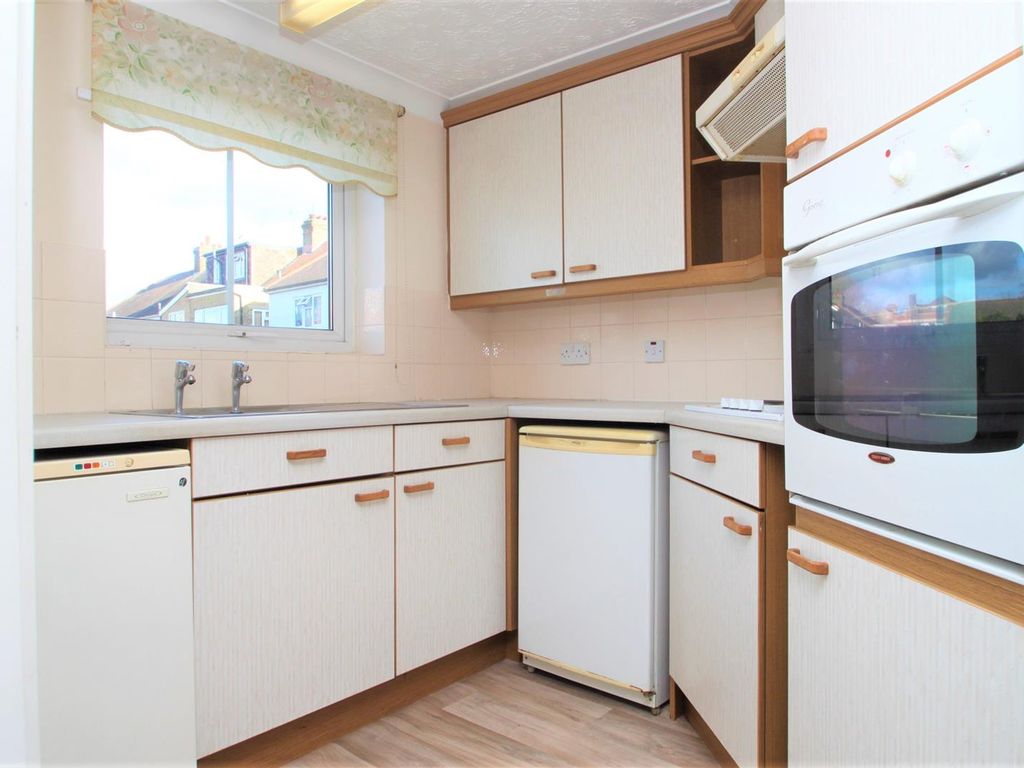 1 bed flat for sale in Kingswood Court, 175 Chingford Mount Road, Chingford E4, £150,000