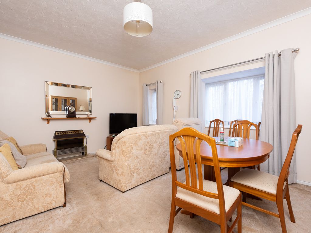 2 bed flat for sale in Broom Way, Blackwater, Camberley GU17, £140,000