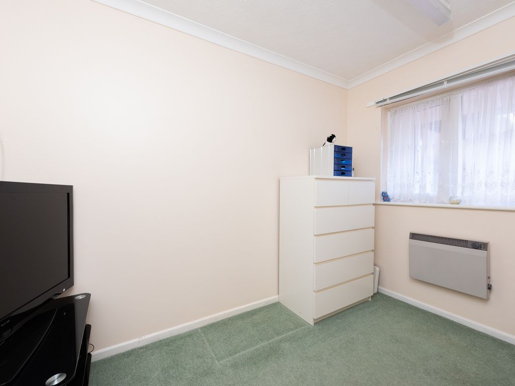 2 bed flat for sale in Broom Way, Blackwater, Camberley GU17, £140,000