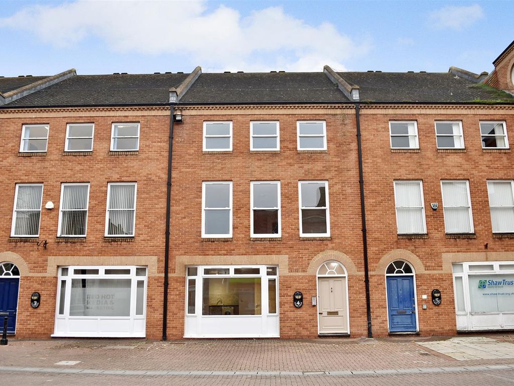 2 bed flat for sale in High Street, Taunton TA1, £180,000