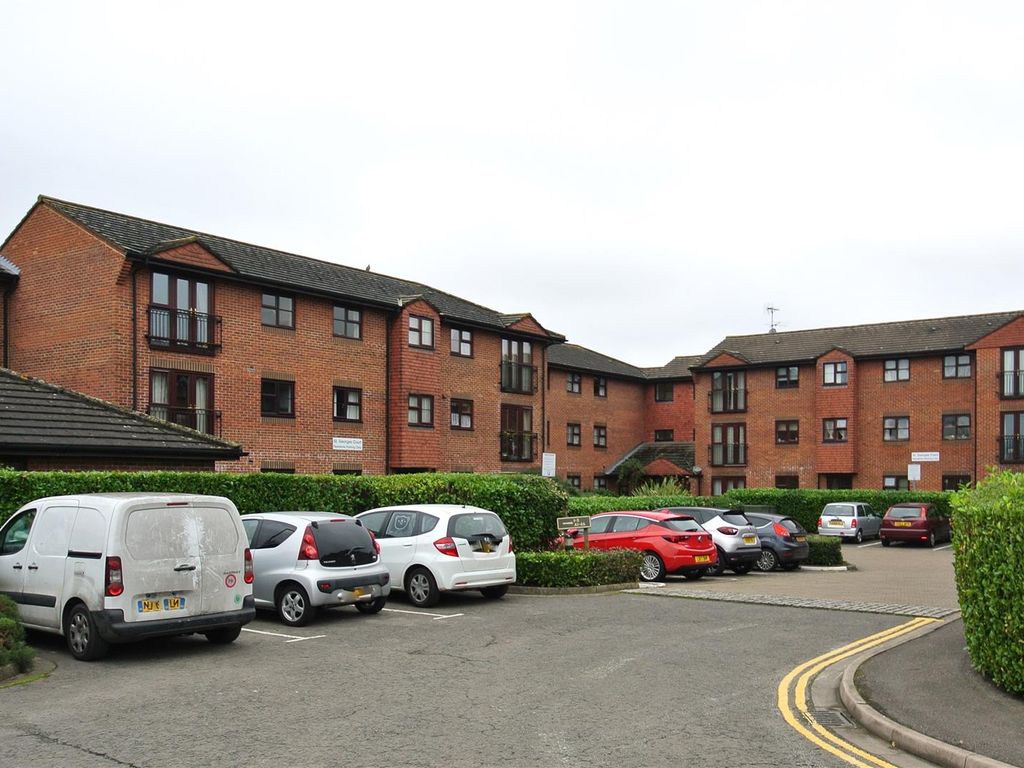 1 bed flat for sale in St. Georges Road, Addlestone KT15, £95,000