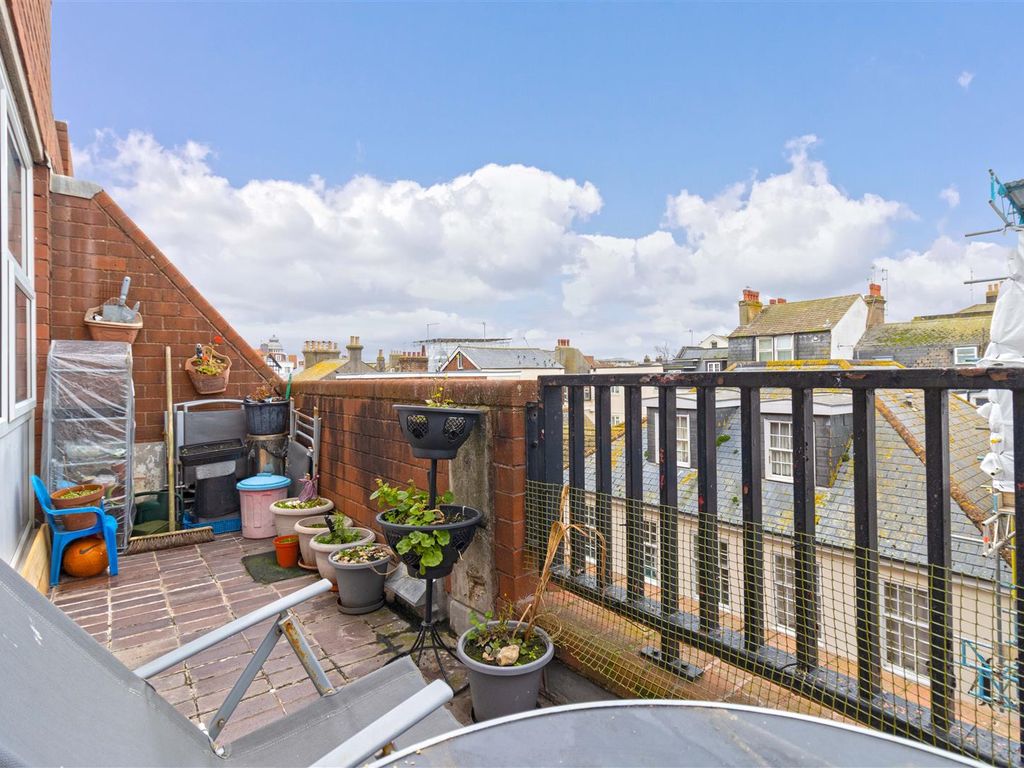 1 bed flat for sale in Guildbourne Centre, Worthing BN11, £110,000