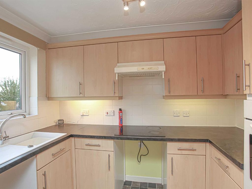 2 bed flat for sale in Spencer Court, Britannia Road, Banbury OX16, £89,000