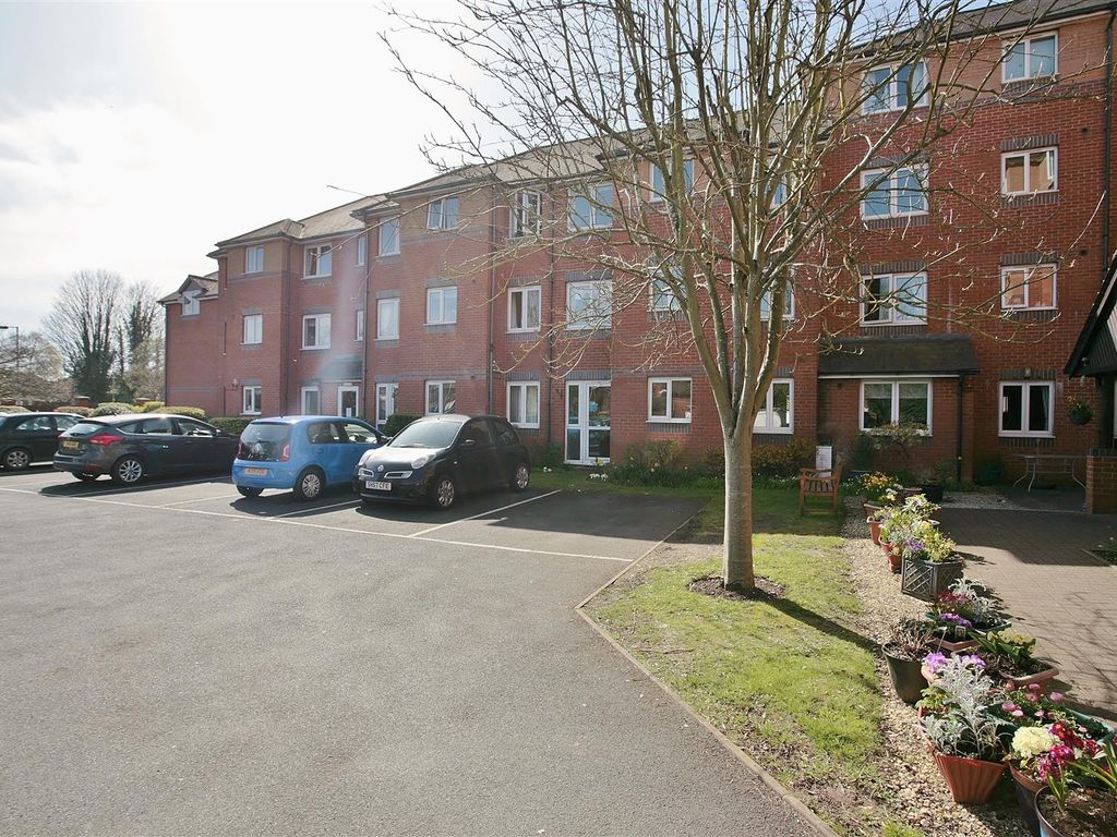 2 bed flat for sale in Spencer Court, Britannia Road, Banbury OX16, £89,000