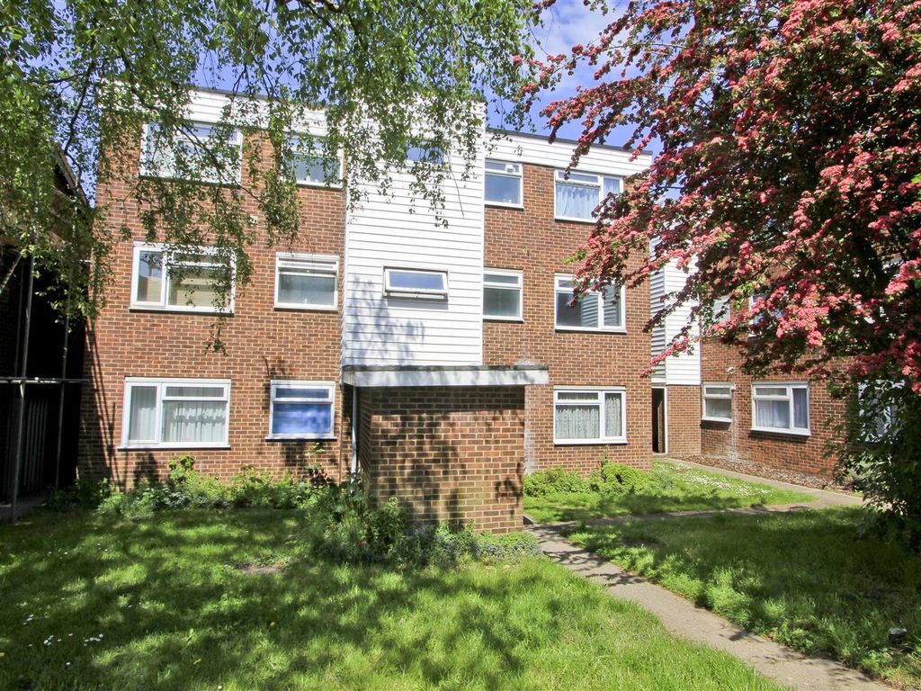 1 bed flat for sale in Aintree Close, Hillingdon UB8, £210,000