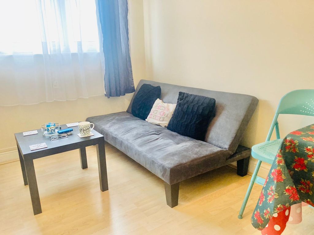 2 bed flat for sale in Chingford Mount Road, Chingford E4, £240,000