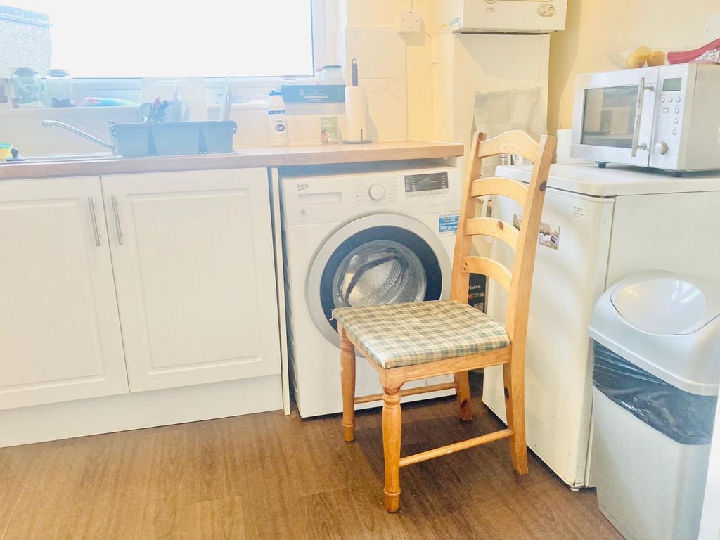 2 bed flat for sale in Chingford Mount Road, Chingford E4, £240,000