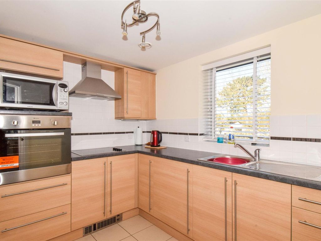 2 bed flat for sale in Glenhills Court, Little Glen Road, Glen Parva LE2, £200,000