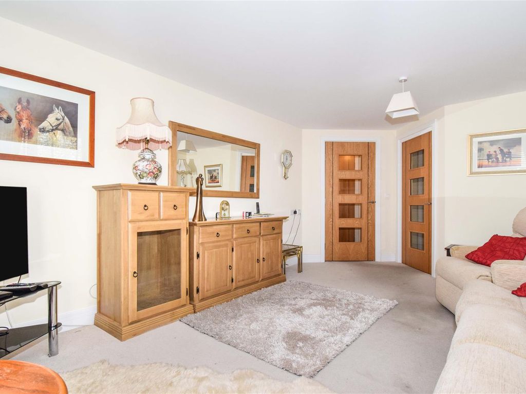 2 bed flat for sale in Glenhills Court, Little Glen Road, Glen Parva LE2, £200,000